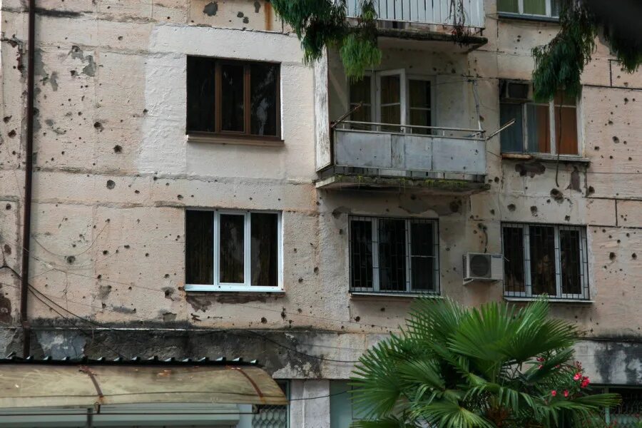 Абхазия Сухум разрушенные здания. Разрушенное здание правительства Абхазии Сухума. Сухуми город обстрел. Сухум город после войны. Разрушенные взгляды