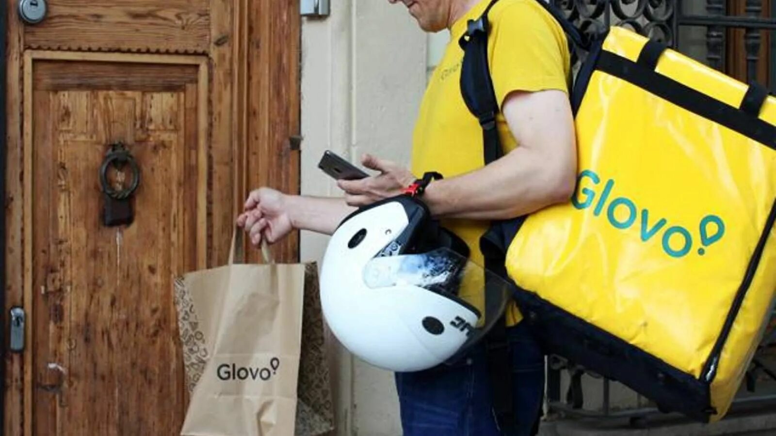 Глово бишкек. Доставка glovo. Курьеры с желтыми рюкзаками. Сумка глово. Сумка доставщика еды.