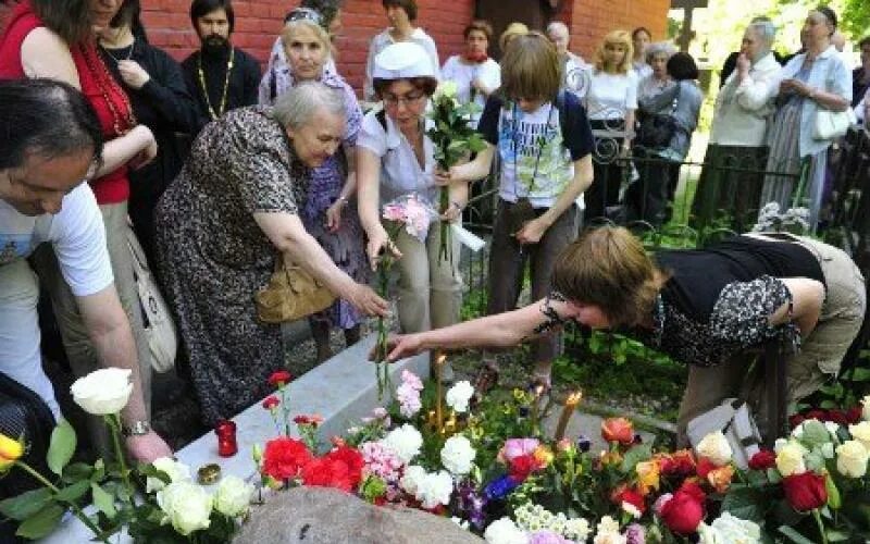 Родительский день на кладбище. Поминальный день на кладбище. Родительская суббота на кладбище. Радоница на кладбище.