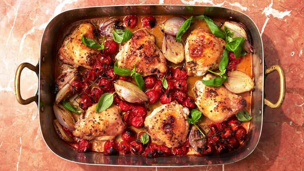Бедрышки с помидорами. Куриные бедрышки, тушеные с овощами. Курица каччиаторе с помидорами и грибами на сковороде по-итальянски. Запеченное бедро с овощами. Бедра с овощами в духовке.
