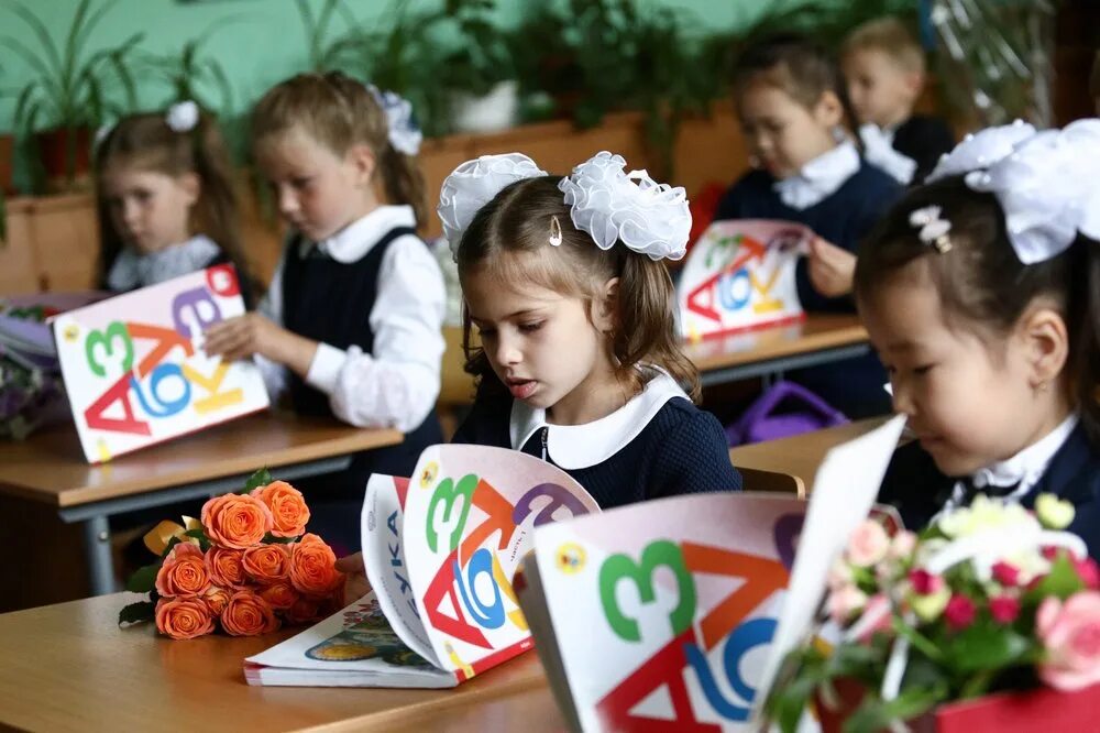 Первоклассники. Первоклассники в классе. Первоклассники Москвы. Первоклашки картинки. 10 тыс в школу