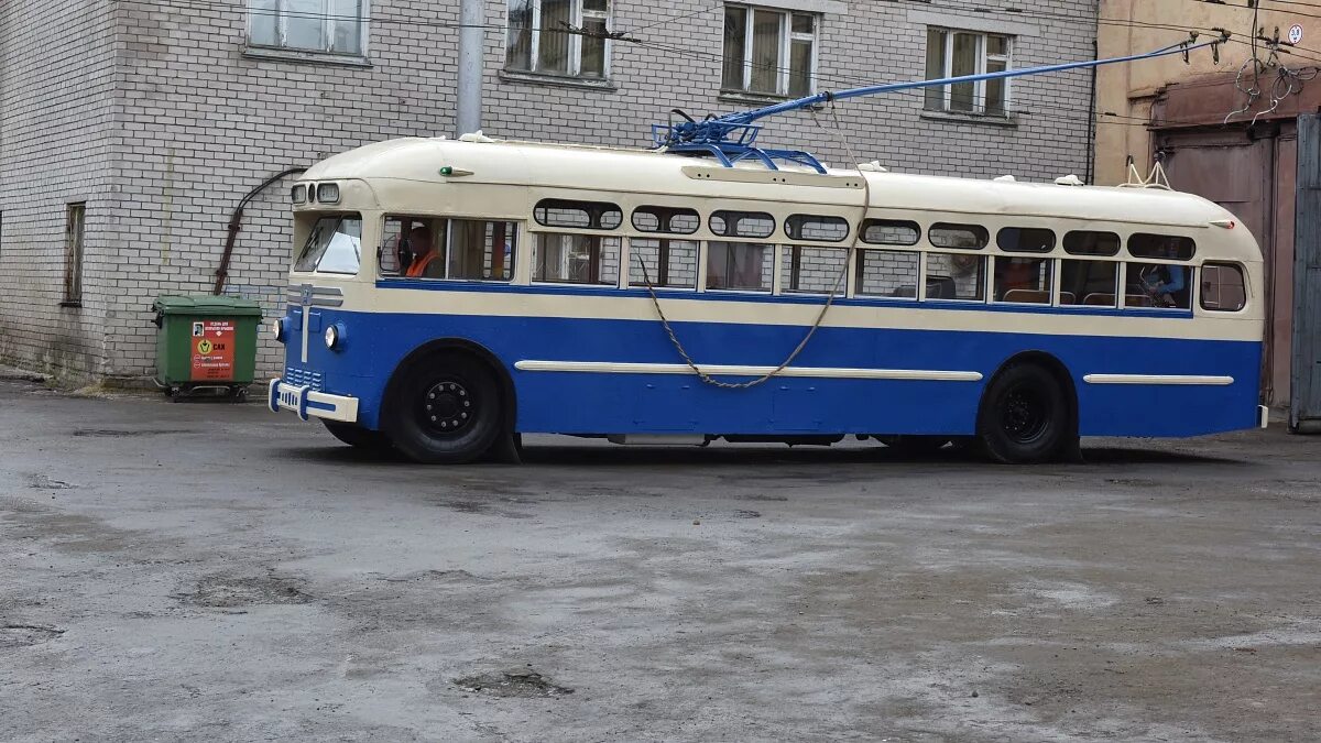 Троллейбус 1 брянск. Мтб-82 троллейбус. кировское троллейбусное депо. троллейбус киров депо. ретро троллейбус киров.