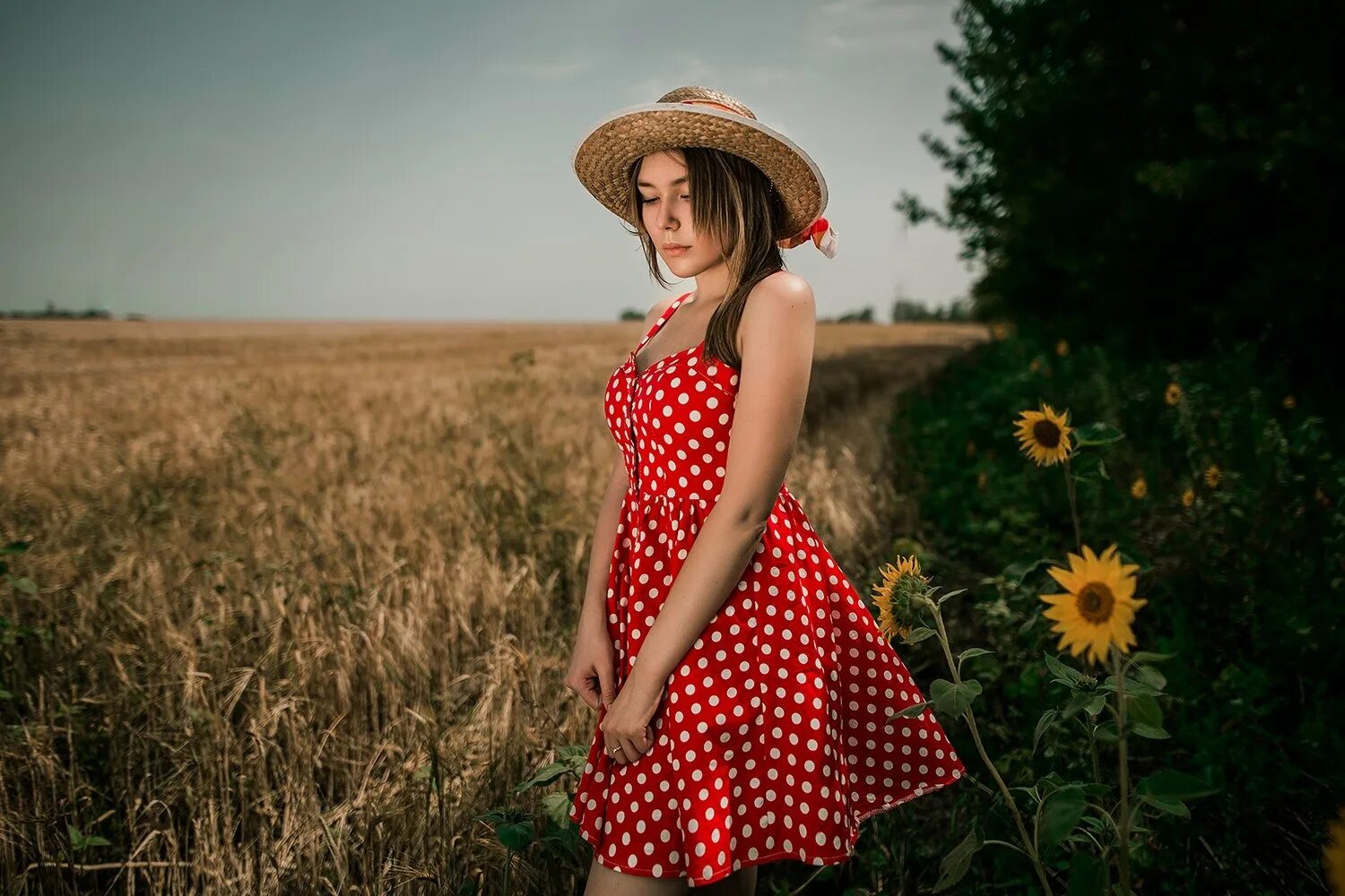 Деревенское платье. Девушка в сарафане в поле. Девушка в сарафане и шляпе. Девушка в шляпке летом. Девушка в шляпе в поле.