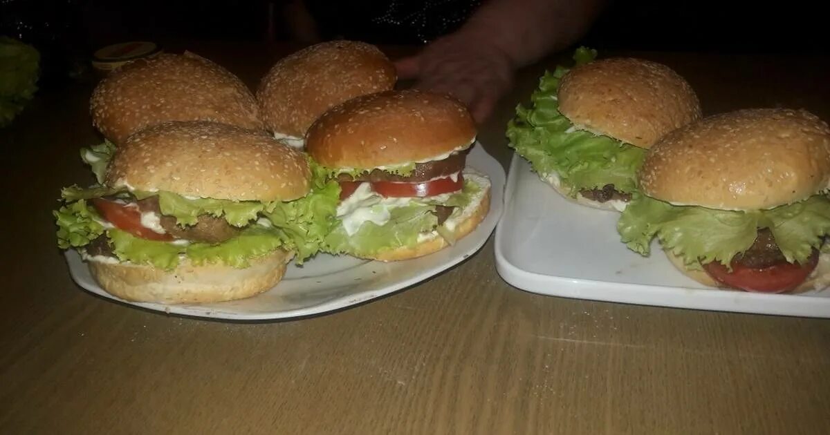 домашние бургеры с котлетой. бургер в домашних условиях. домашние гамбургеры. домашний бургер с котлетой пошаговый рецепт. домашние бургеры с котлетой.