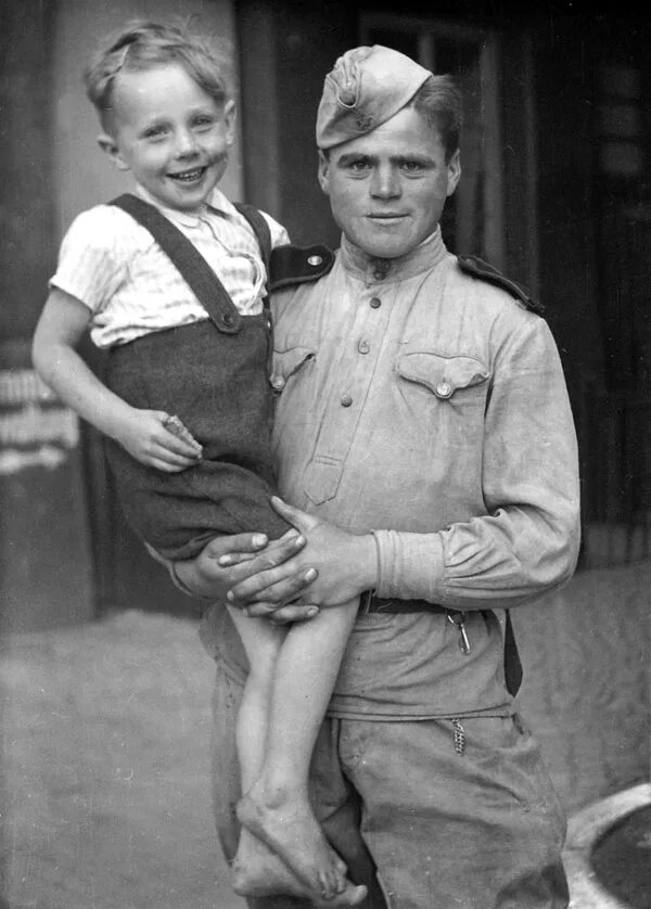 Детский концлагерь в вырице 1942г. Сэр ни́колас джордж уи́нтон. Война 1941 по 1945 дети войны. Немцы спасали детей. Николас уинтон.