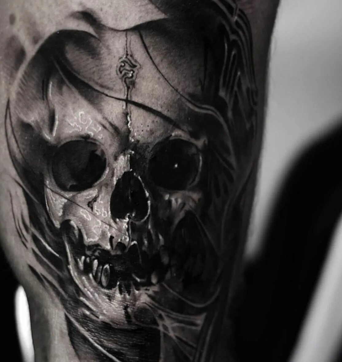 Череп реализм. Реалистичное тату черепа. Тату череп черный. Череп розы реализм. Череп эскиз реализм.