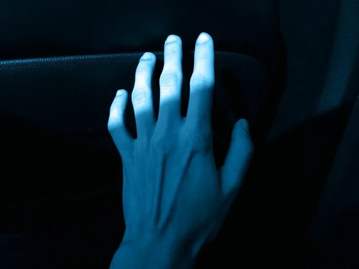 Синяя ладошка. Голубые руки. Рука синего цвета. Голубые ладони.