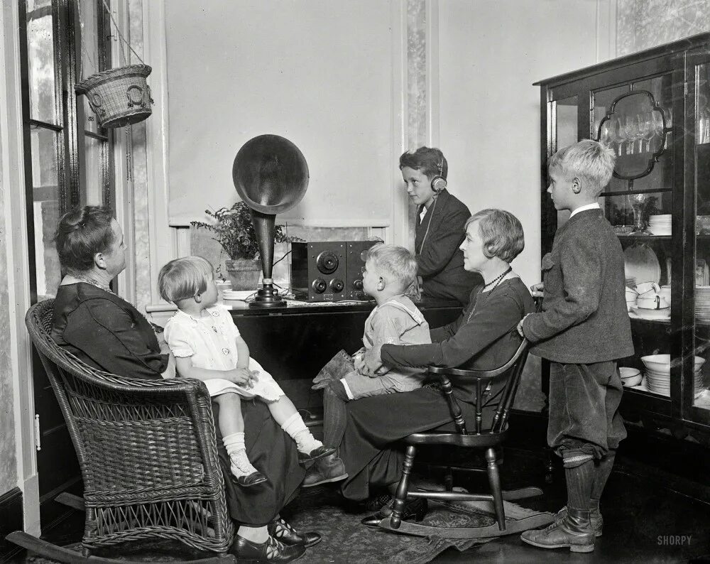 Зачем людям радио. Радиоприемники 1920-х годов. Радио 1920 годов. Американская семья 1920. В 1920 год радиовещание.