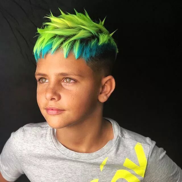 Цветные волосы мужские. Рубашка для мальчика. Colors boy. Мальчик с красками. Праздник холи атмосферные фото россия.