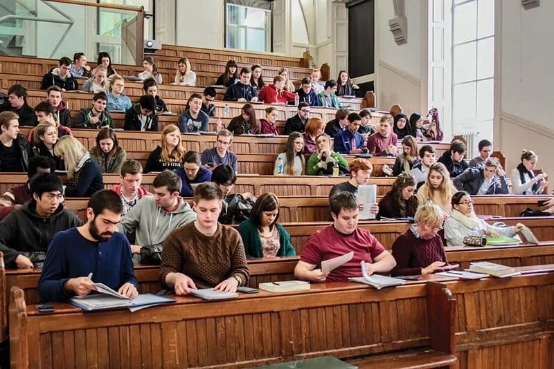 Вуз после колледжа. Образование колледж. Студенты в аудитории. Класс с учениками. Правда что после колледжа.
