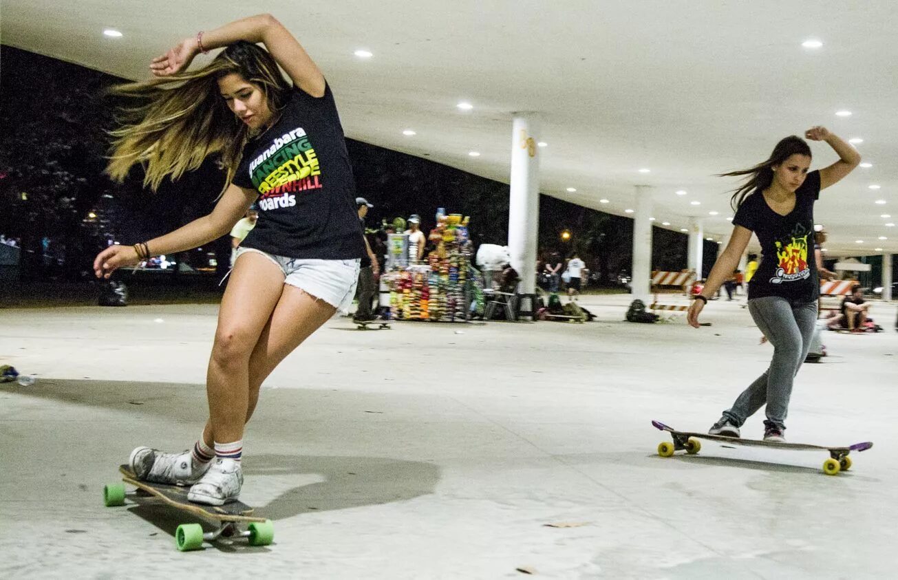 Инди выезд. Скейтбордистка Skater girl 2021. Лонгборд для дансинга. Скейтбордистка Нетфликс. Девушка на скейтборде.