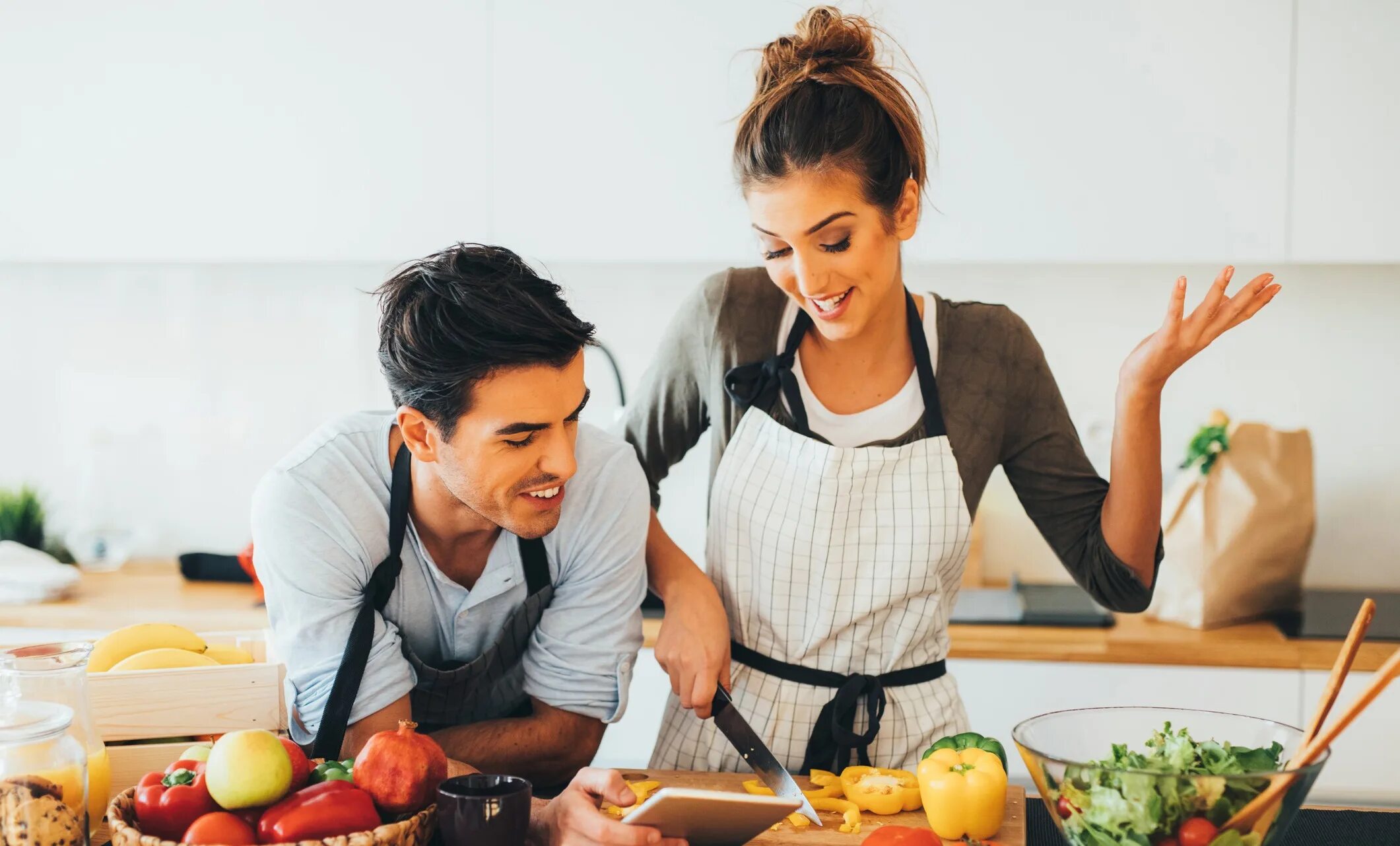 мужчина заботится. жена готовит мужу. мужчина и женщина на кухне. семья завтракает на кухне. мужчина на кухне.