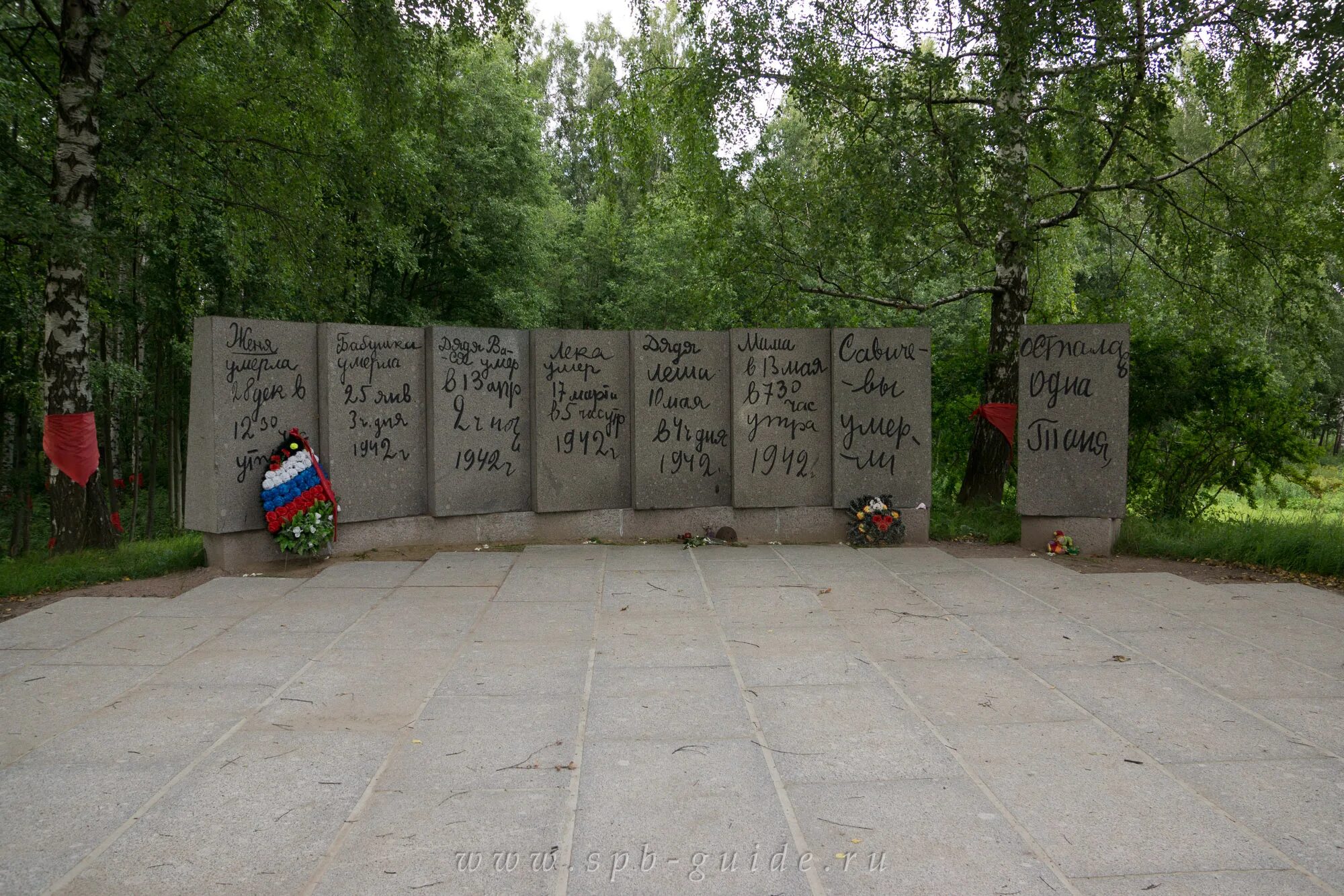 Памятник тане савичевой в ленинграде. Мемориал блокада ленинграда таня савичева. Памятник тане савичевой. Памятники блокады ленинграда дневник тани савичевой. Таня савичева блокада ленинграда памятник.