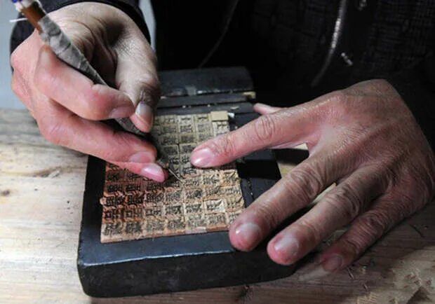 Тренажер слепой печати на клавиатуре. Наклейки на клавиатуру макбук. Трафаретная роспись ткани. Слепой 10 пальцевый метод печати вся клавиатура. Клавиатура 10 пальцевый метод.