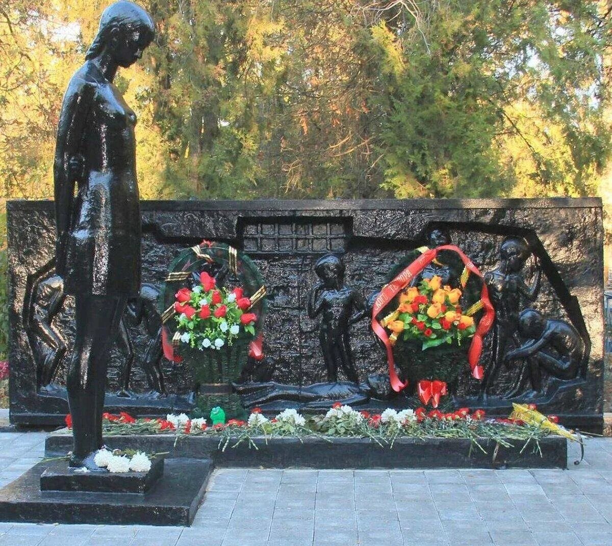 214 детей в ейске в 1942. Трагедия в лычково. Смоленское лютеранское кладбище. Могилы детей. Братская могила детей.