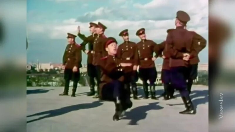 Где солдат танцует. Солдатская пляска 1965. Советские солдаты танцуют Кобак. Солдатский танец 1965. Русские солдаты танцуют.