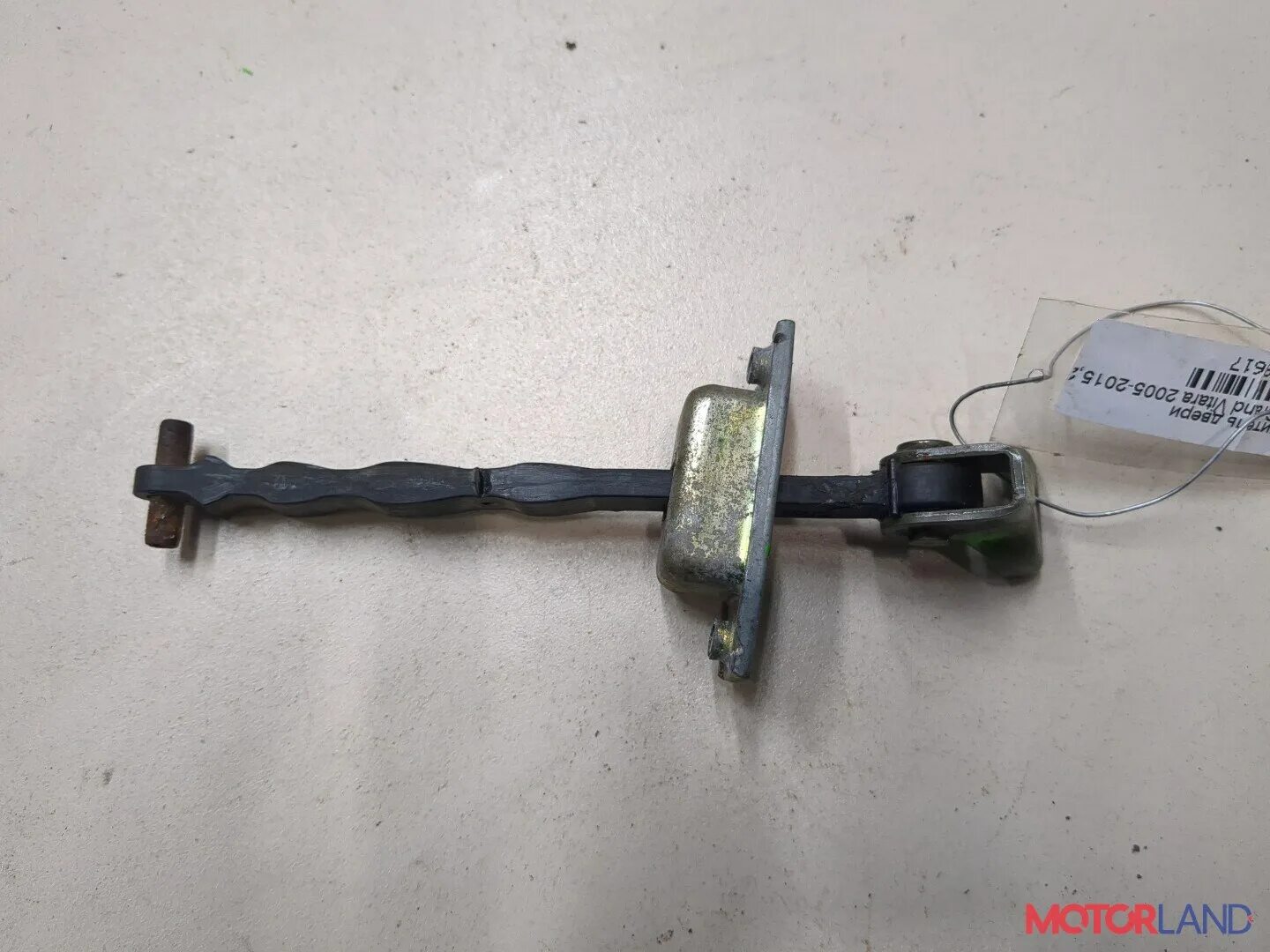 Фиксатор двери сузуки гранд витара 2008. Suzuki 8181065d00 ограничитель двери g vitara. Ограничитель двери сузуки гранд витара. Детский фиксатор дверей ix35. Ограничитель дверей гранд витара.