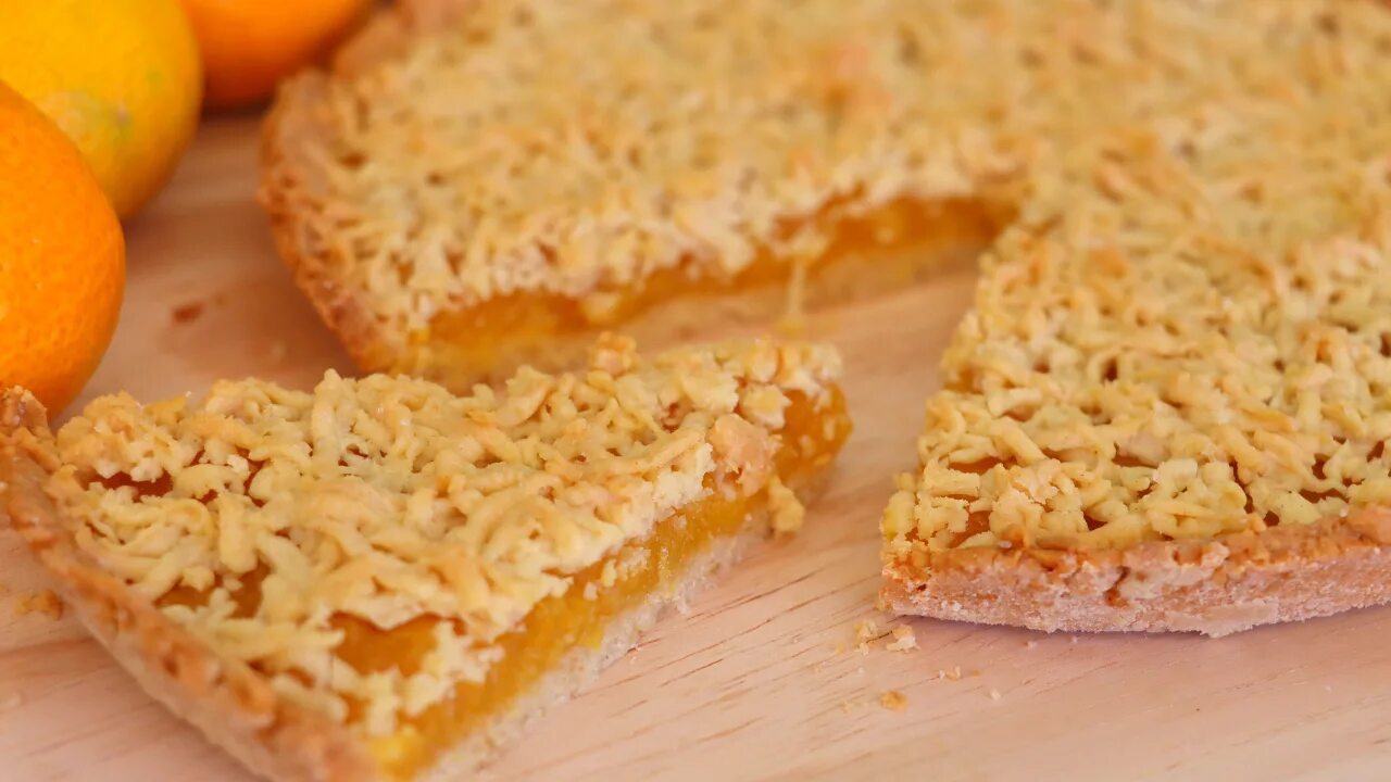 Заливной пирог с мандаринами. Пирог с мандаринами в духовке. Мандариновый пирог. Пирог из мандарин. Шарлотка с мандаринами.