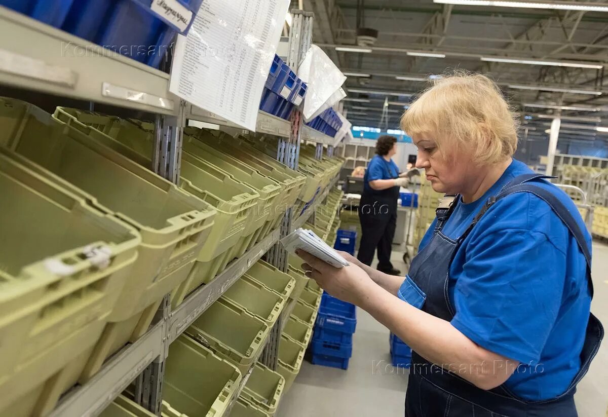 Сортировщик на склад. Сортировка посылок. Почтовая сортировка. Сортировка почтовых отправлений. Сортировка корреспонденции.