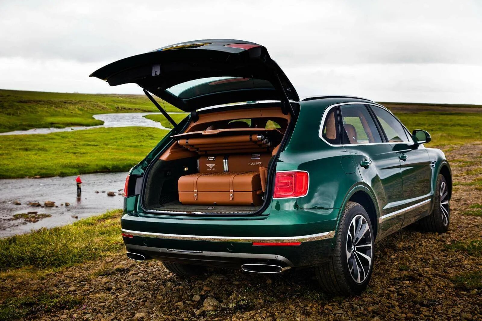 Бентли бентайга 2016. Bentley Bentayga. Bentley Bentayga багажник. Bentley Mulliner. Bentley Bentayga 2016.