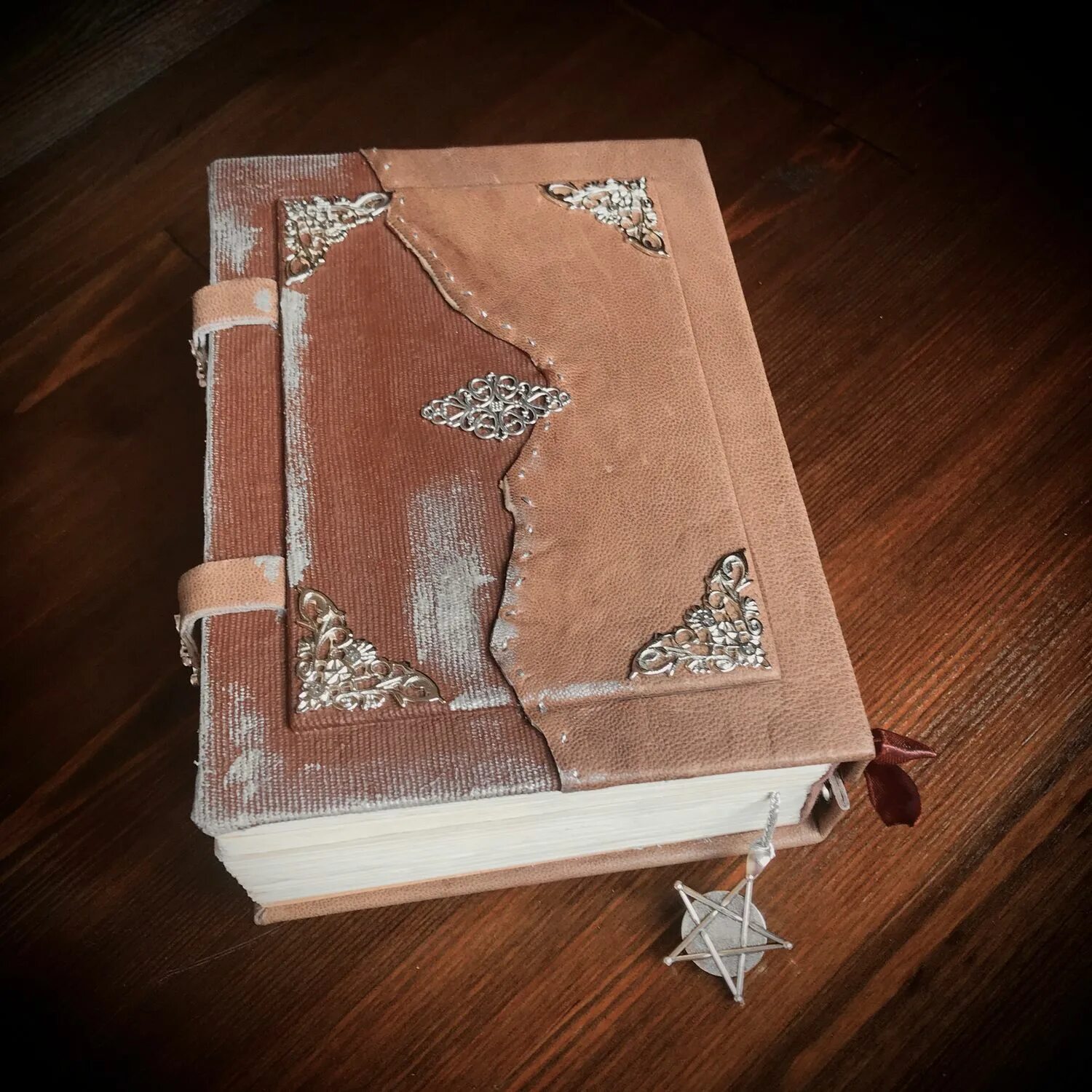 Обложка для гримуара. Книга волшебства бутафорная. Книга магии красивая обложка. Волшебная книга обложка. Мэджик гримуар.