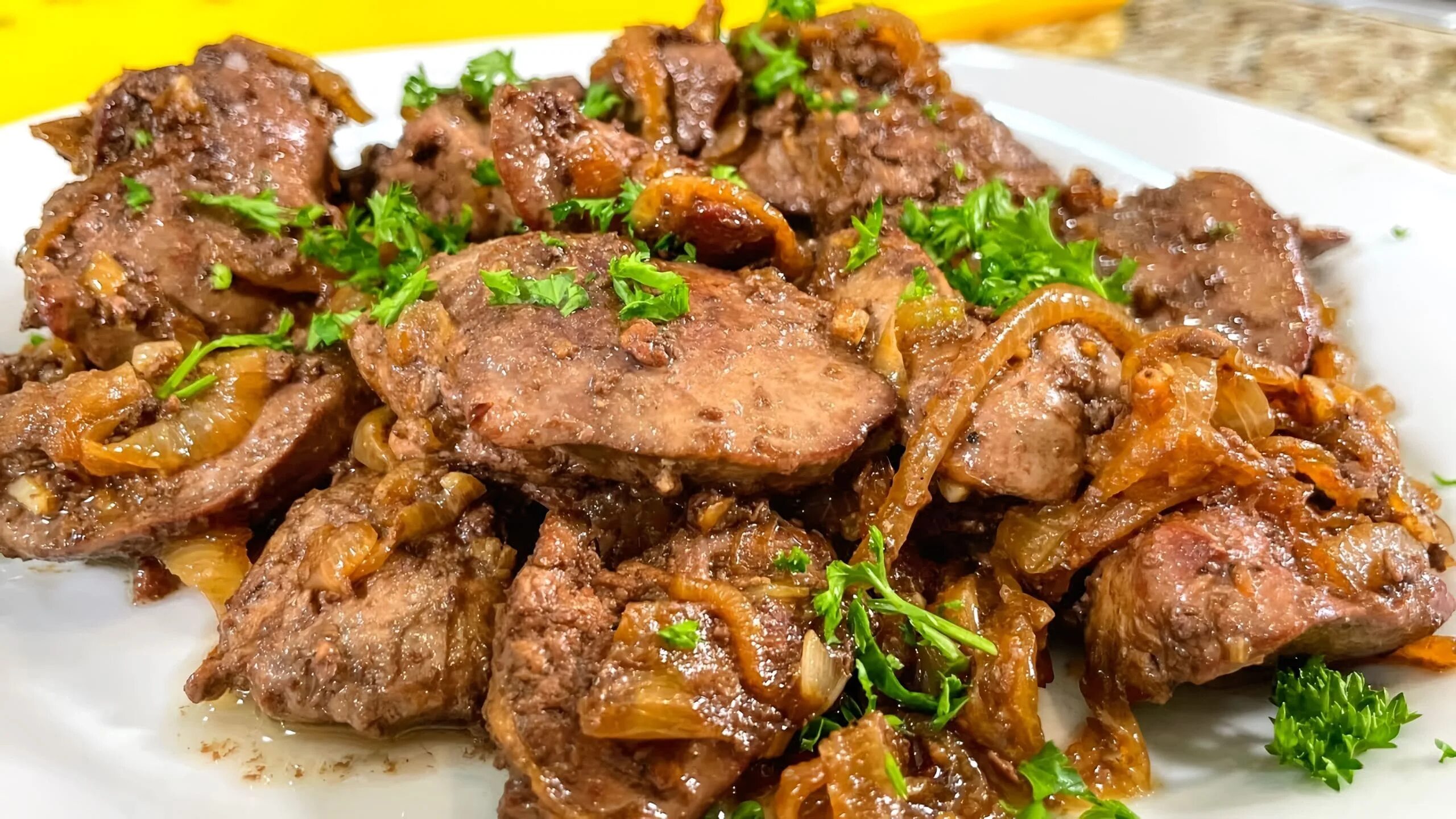 Печень куриная жареная. Печень жареная на сковороде. Печень жареная с луком на сковороде куриная. Печень куриная жареная. Куриная печень с луком на сковороде.