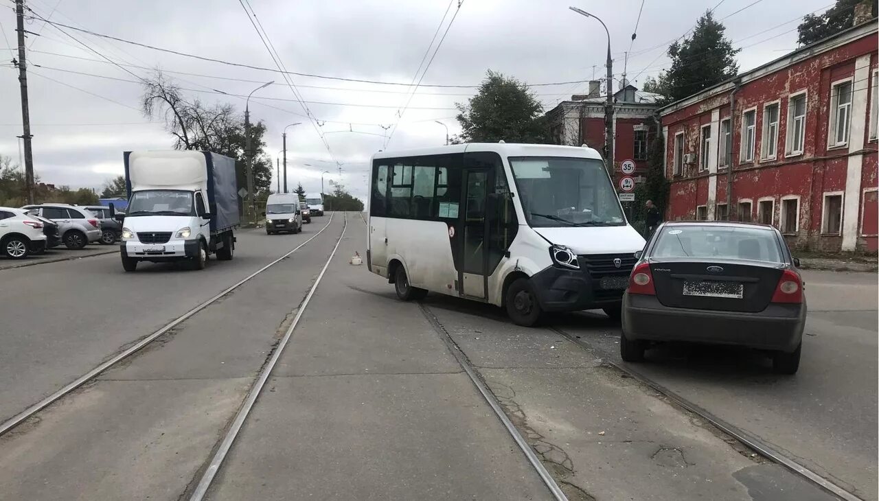 Хлопки в орле сегодня. ДТП С автобусом в Орловской области. Проишествия в Орловской обл. Орёл машина врезалась в автобус. ДТП В маршрутку въехал Орел.