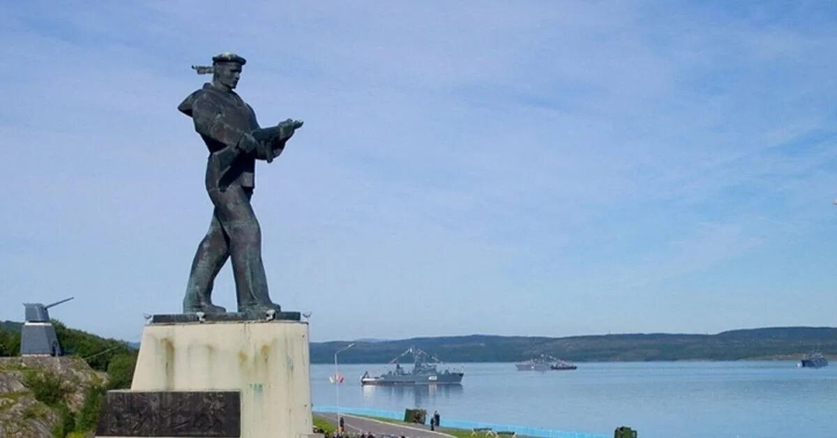 Памятник алеше североморск. Памятник алеше североморск. Памятник героям-североморцам, защитникам заполярья. Памятник героям-североморцам, защитникам заполярья. Североморск памятник матросу.
