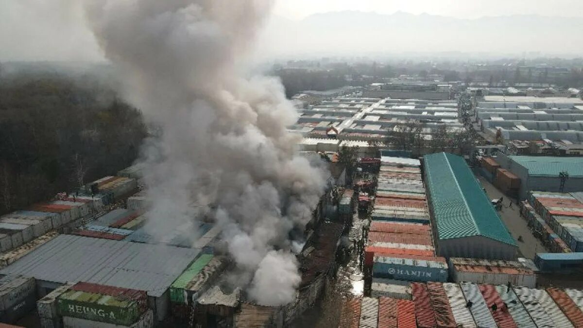 Пожар в алматы сегодня на барахолке. Пожар в Алматы. Пожар на барахолке в Алматы. Пожары на складах сжиганием газа. Пожар в Алматы сейчас.