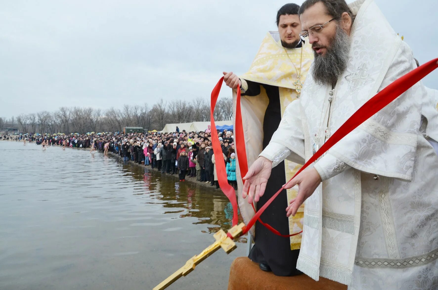 Освящение воды. Крещение в Днепре. Людей крестили в Днепре. Там воду освятим.