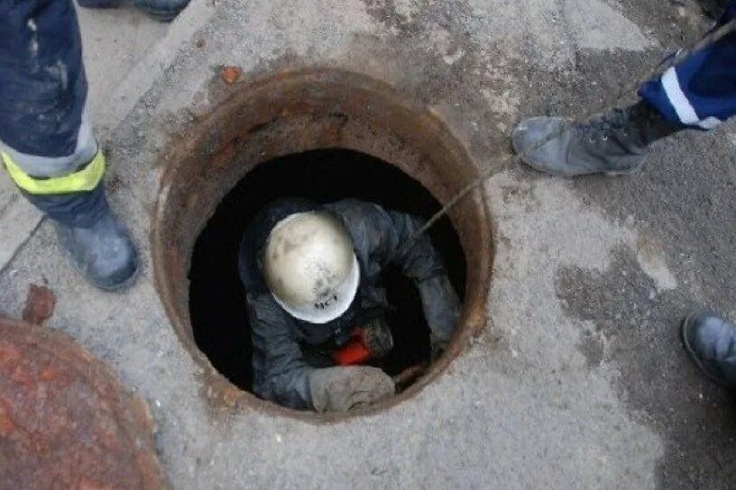 Люк теплотрассы. Дренажный колодец тепловой камеры. Колодец теплотрассы. Дренажный колодец для тепловых сетей. Колодцы тепловых сетей.