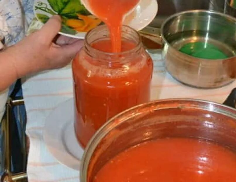 Сок помидоры самый вкусный рецепт. Томатный сок на зиму в домашних. Томатный сок из соковыжималки. Томатный сок домашний. Томатный сок в домашних.