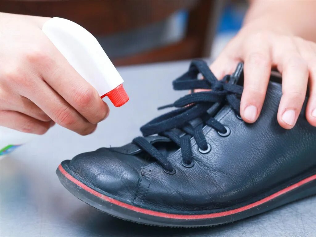 Что делать если обувь маленькая. Обработка обуви. Протирает обувь. Дезинфекция обуви. Начищенная обувь.