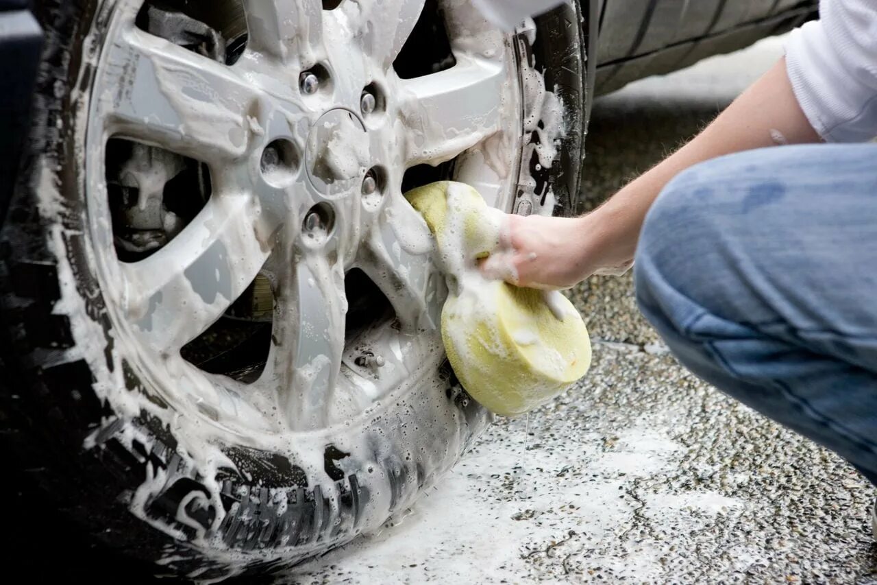 Яйца грязные можно ли их мыть. Мытье машинных дисков. Car Wheel washing. Wheel Washer clean. Wheel Washers car.