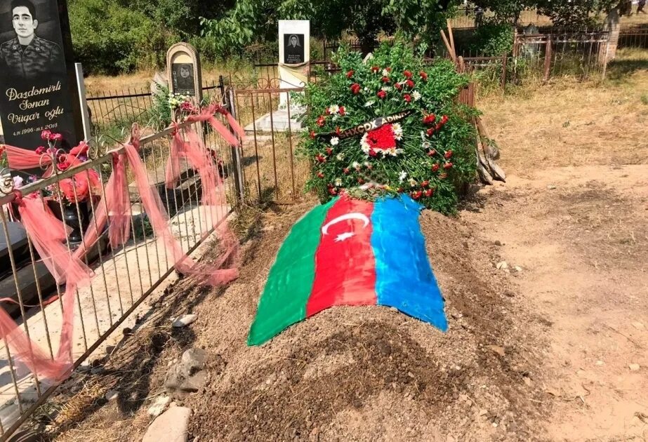 Похороны семьи аветисян в гюмри. Убийсьа в армерии семьи аветисян. Похороны арама асатряна. Ераблур похороны армения 2020. Похороны армянского солдата.