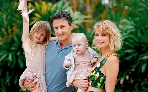 Орыс порно: Әйелі күйеуінің алдында трахает