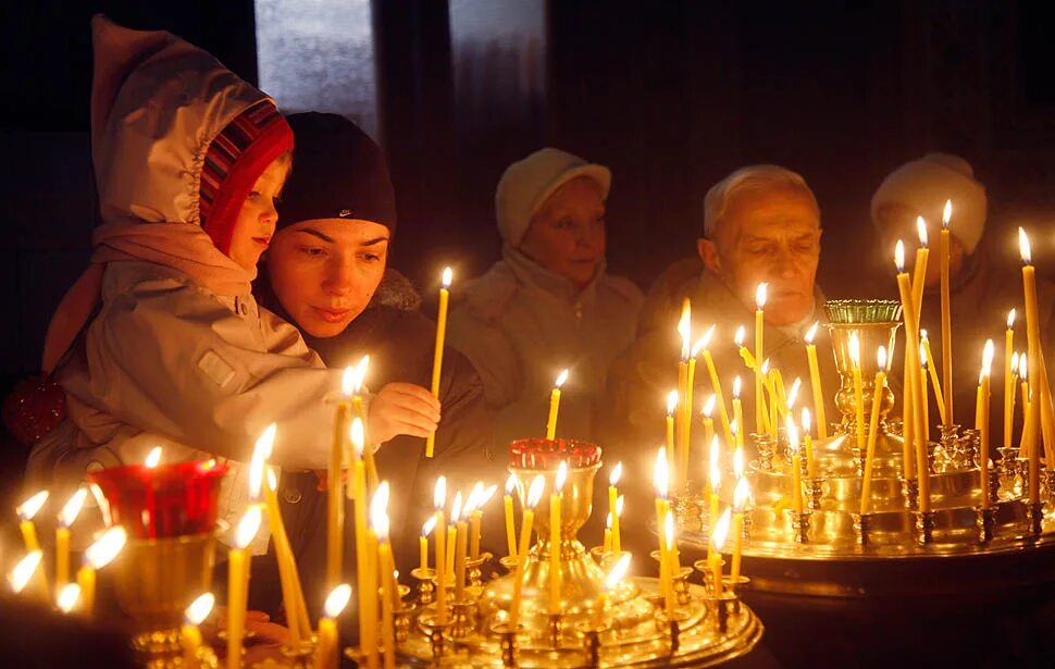 Свечи в церкви. Свечи в православном храме. Человек свеча храм. Зажженная свеча в церкви.