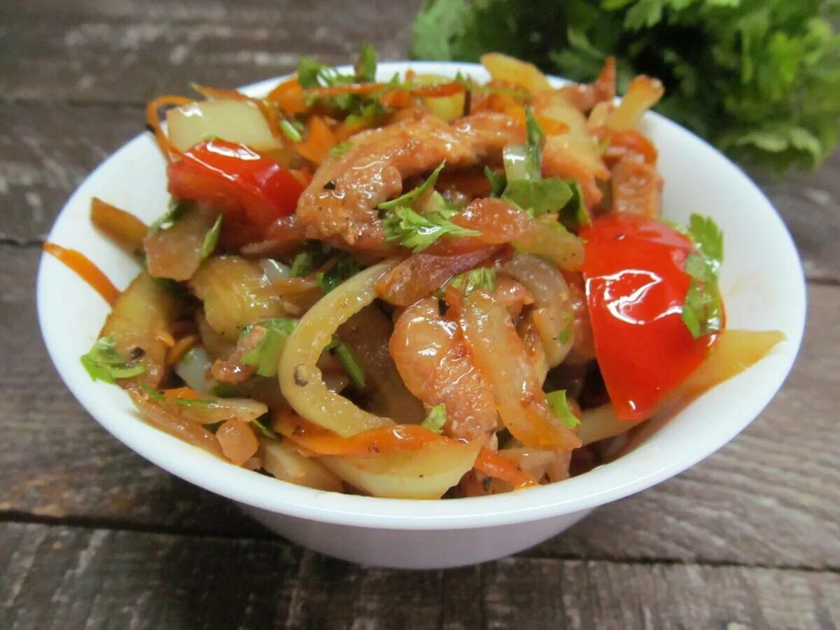 Свинина с болгарским перцем. Овощной салат с говядиной. Мясо лук морковь перец болгарский. Мясо с помидорами. Блюда из тушеных овощей.