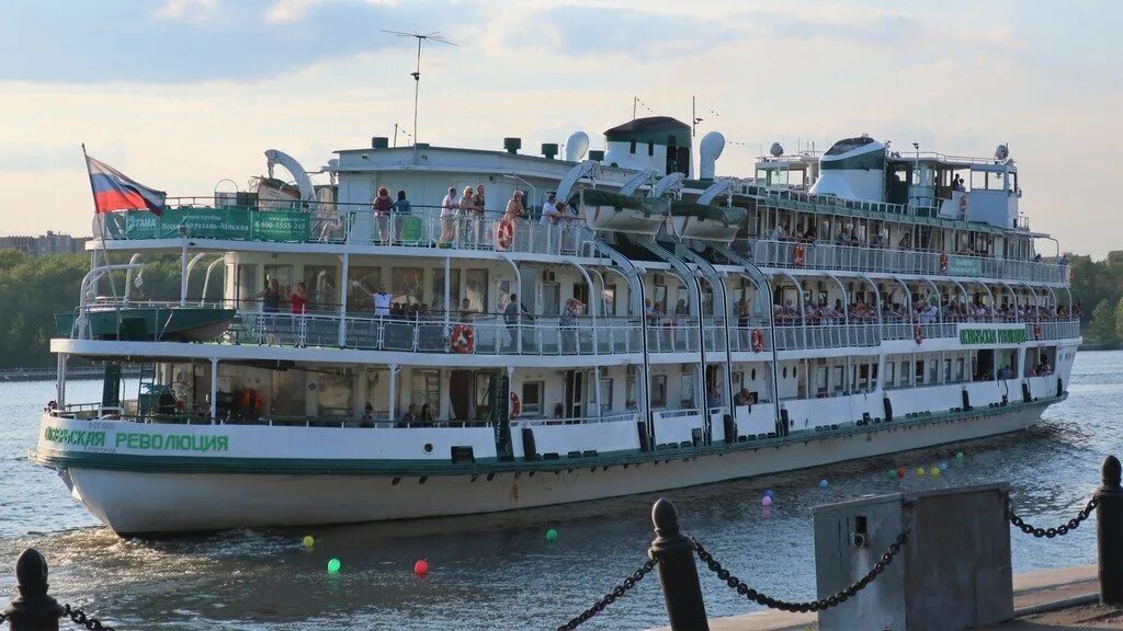 Теплоход октябрьская революция. Круиз на теплоходе в астрахань. Теплоход некрасов навигация 2022. Круиз на теплоходе в астрахань. Речной круиз по волге на теплоходе.