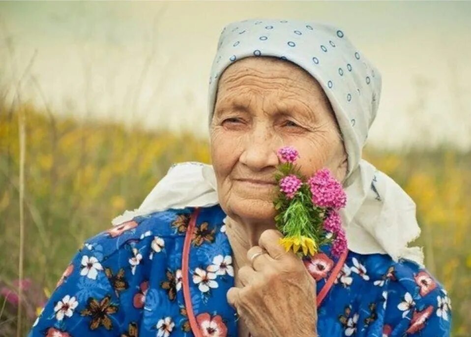 Русская деревенская мама. Бабуля в платочке. Бабушка улыбается. Радостная бабушка. Бабуля в платке.