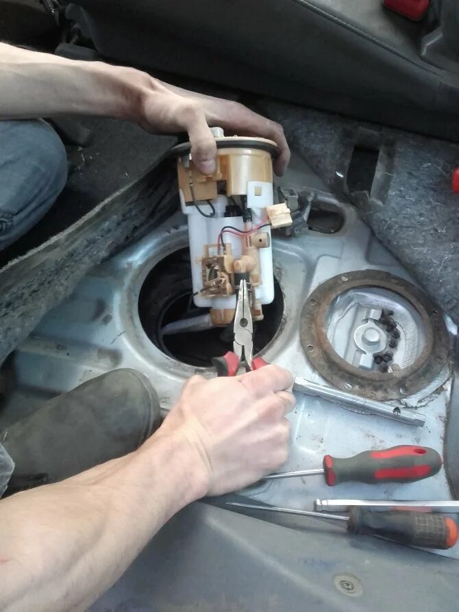 Топливный фильтр тойота рав 4 2016. Топливный фильтр тойота рав 4. Меняем топливный фильтр рав 4. Меняем топливный фильтр рав 4. Топливный фильтр тойота рав 4.