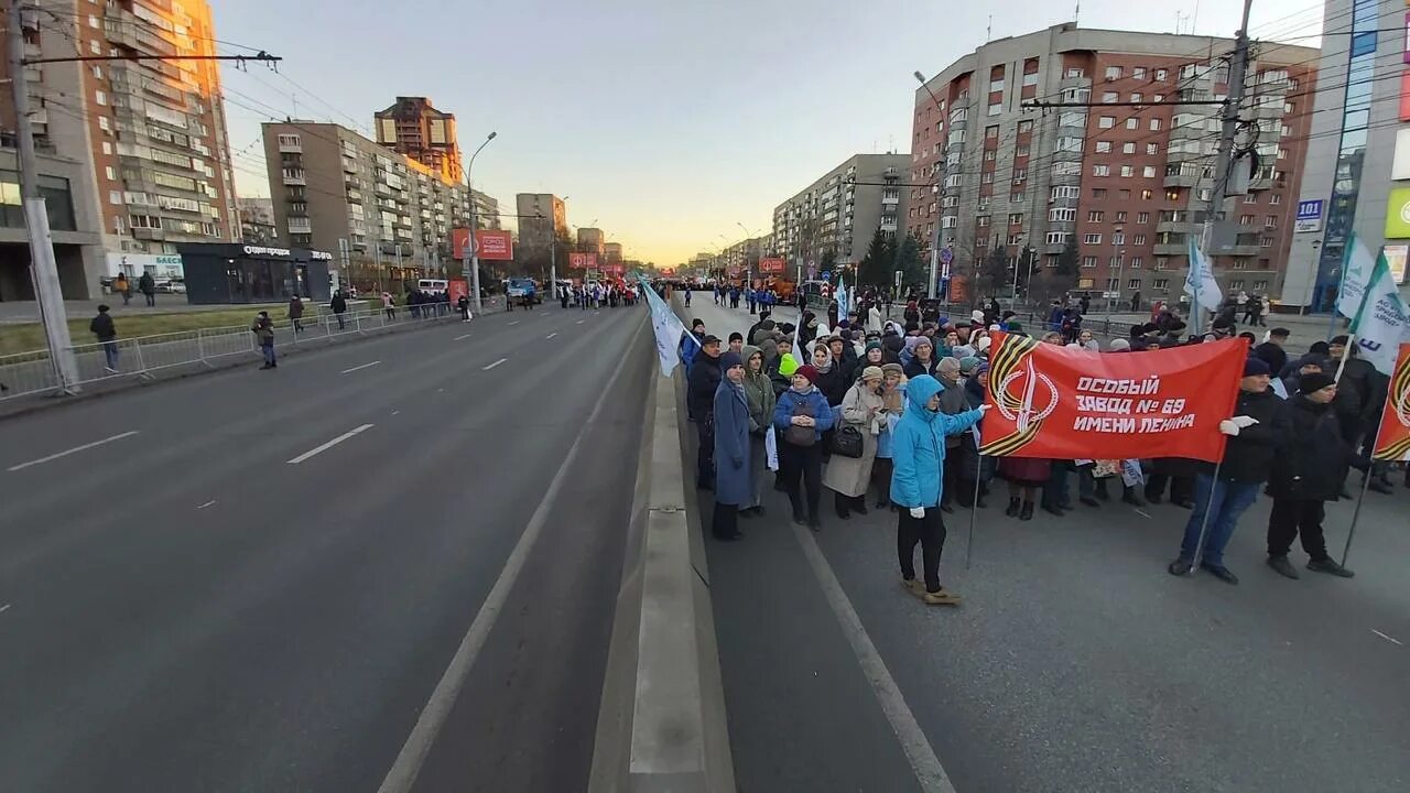 Россия 1 прямой эфир новосибирск по новосибирскому. Открытие Стеллы в Новосибирске. Дорога перекрыта. Открытие Стеллы на площади Калинина Новосибирск.