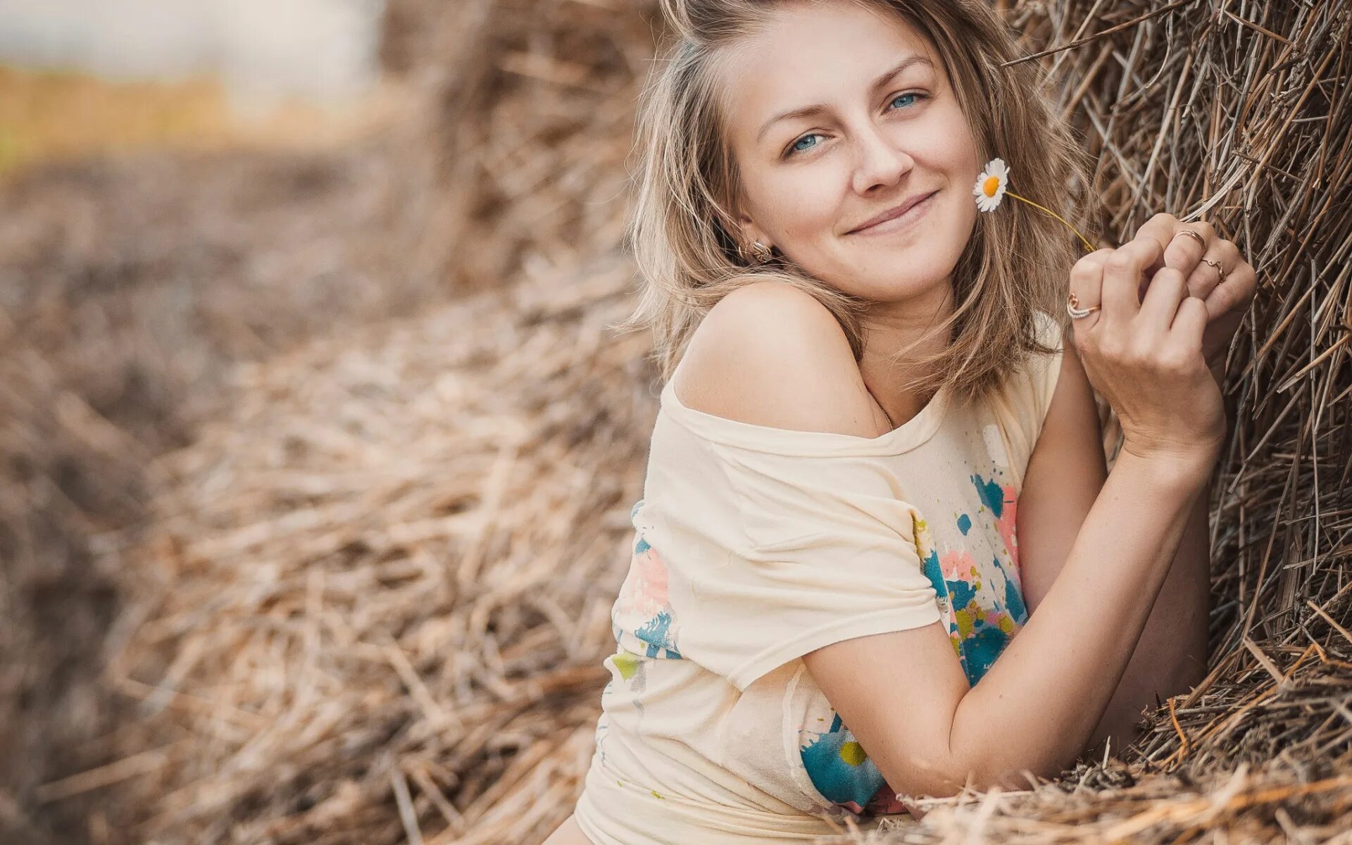 Девушка поселка. Деревенские девушки. улыбка девушки. фотосессия деревенская девушка. русая девушка.