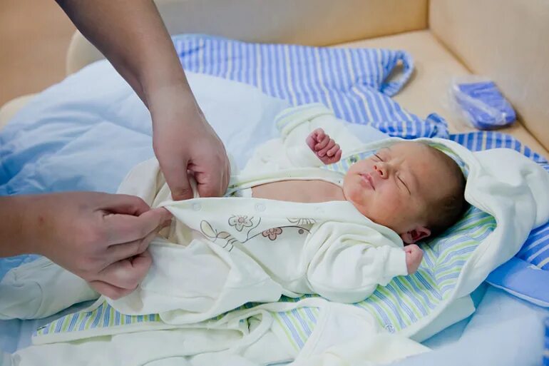 Выписка из роддома. Новорожденный ребенок выписка из роддома. Выписка с роддома.