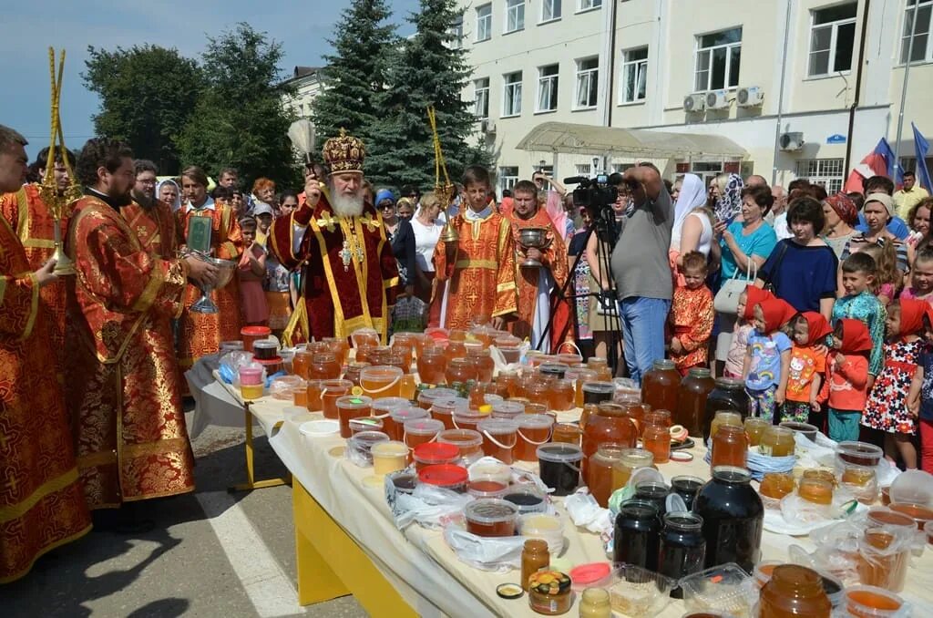 Медовый спас в церкви. Празднование медового спаса. с праздником медовый спас. фестиваль медовый спас.