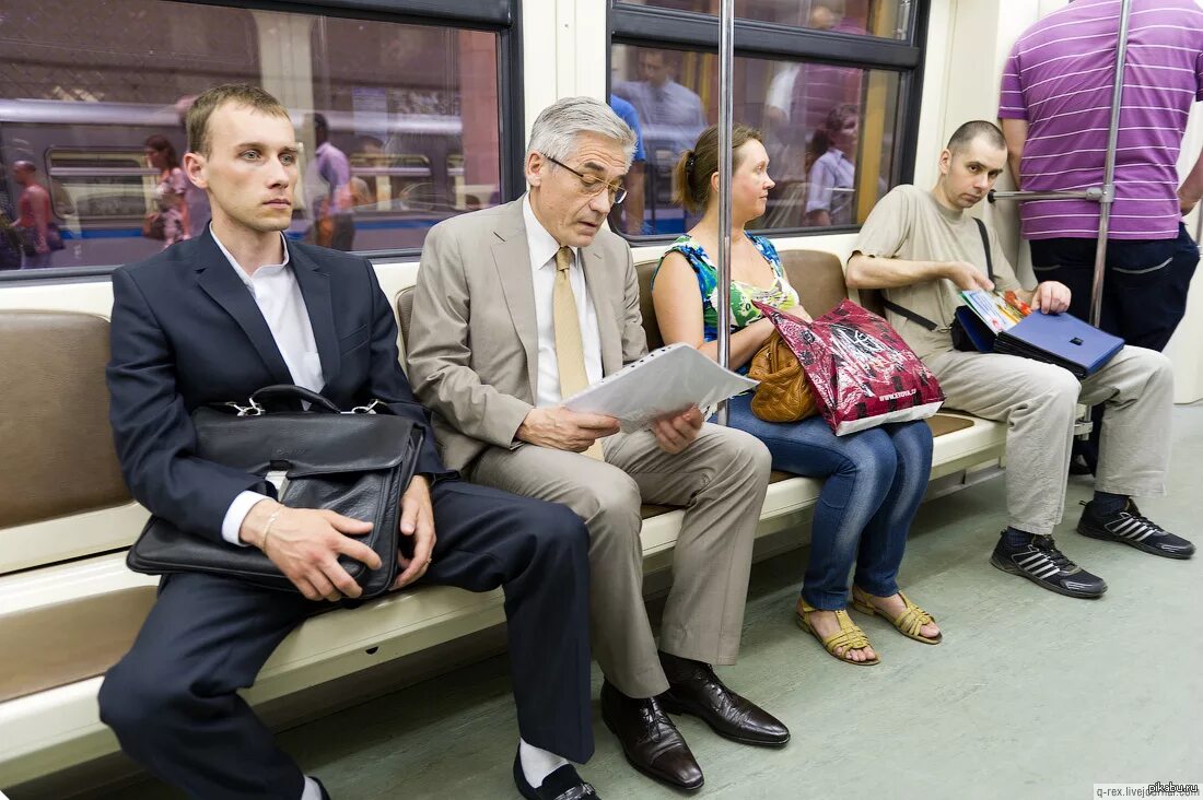 Случай в общественном транспорте. Люди в метро. Человек сидит в метро. Мужчина сидит в метро. Люди сидят в общественном транспорте.