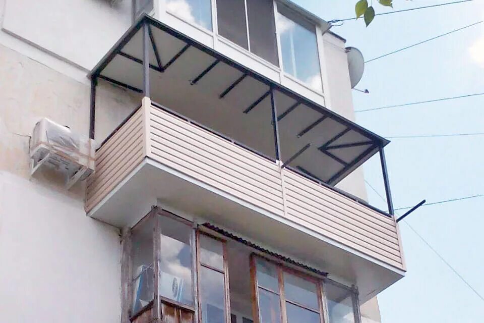 Навесной балкон. Навесное остекление балконов. Сушилка для белья снаружи балкона. Козырек на застекленный балкон. Как крепится балкон