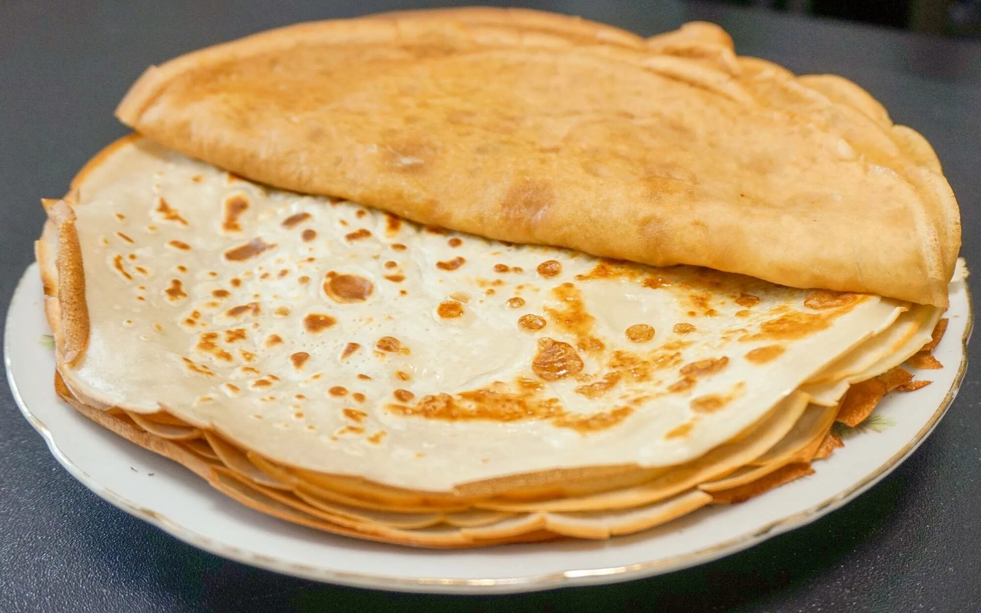 Какое самое блин. Блины на молоке. тонкие блинчики на молоке. вкусные блины на молоке. блины на желтках.