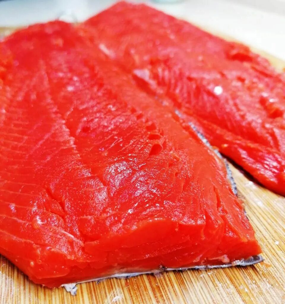 настоящий цвет лосося. нерка мясо какого цвета. красная рыба кижуч. нерка мясо. нерка камчатка.