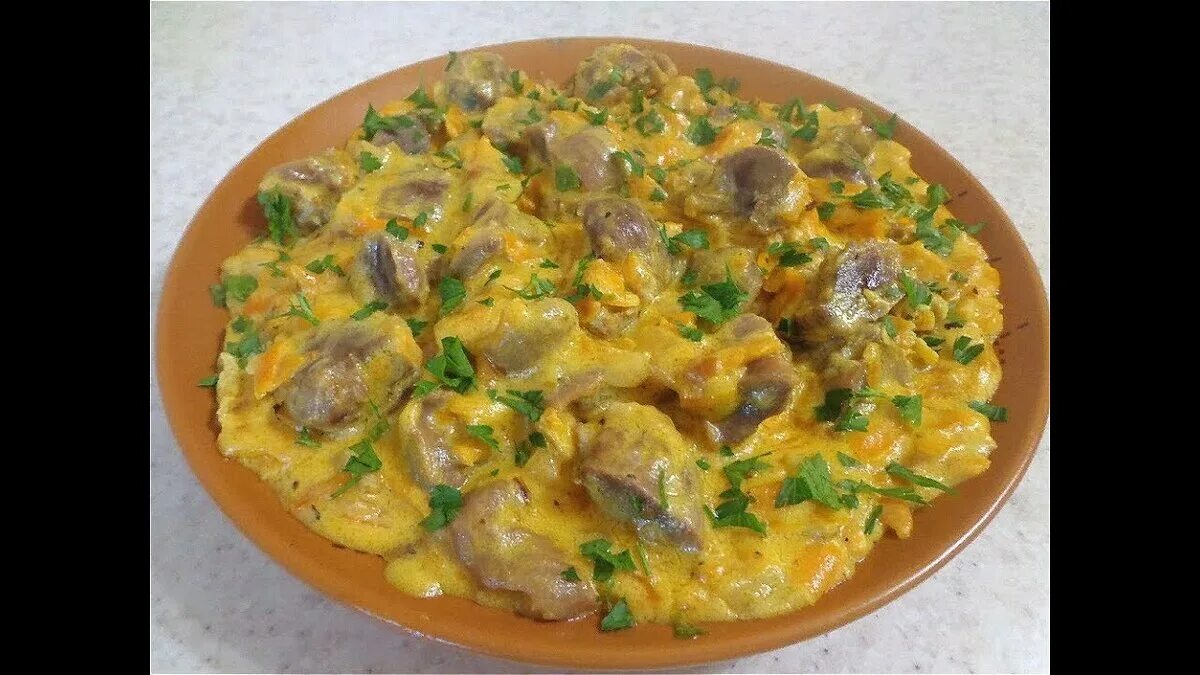 Куриные желудки в сметанном соусе. Куриные желудки в сметане на сковороде. куриные желудки в соусе. куриные пупки в сметанном соусе.